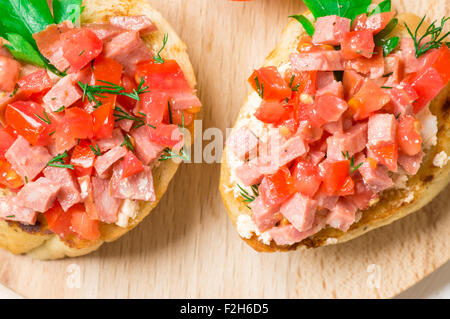 Crostini savoureux hors-d (crostino) avec de la tomate et de la saucisse Banque D'Images