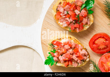 Crostini savoureux hors-d (crostino) avec de la tomate et de la saucisse Banque D'Images