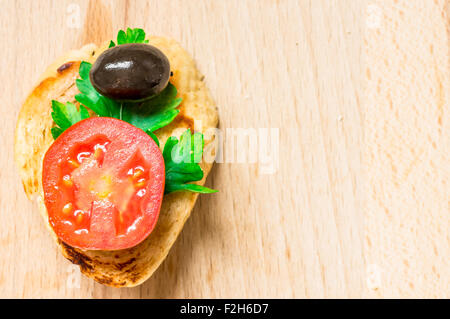 Crostini savoureux hors-d (crostino) avec de la tomate et de la saucisse Banque D'Images