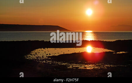 Port Eynon, Swansea, Pays de Galles, Royaume-Uni. 19 Septembre, 2015. Le soleil se lève sur Oxwich Point comme vu de la plage de Port Eynon près de Swansea ce matin au début d'une belle journée. Credit : Phil Rees/Alamy Live News Banque D'Images