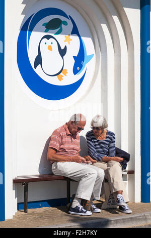 Bournemouth, Dorset, UK 19 septembre 2015. Couple assis sur son fauteuil à l'extérieur de l'océanorium à Bournemouth en septembre profitant du temps chaud et ensoleillé Crédit : Carolyn Jenkins/Alamy Live News Banque D'Images