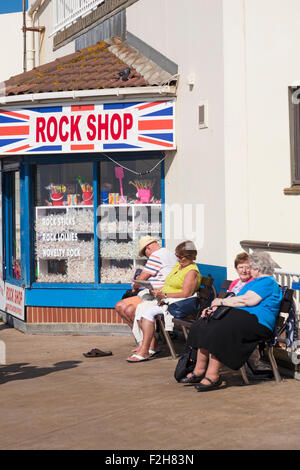 Bournemouth, Dorset, UK 19 septembre 2015. Les retraités assis sur un banc à l'extérieur de la boutique Rock à l'entrée de la jetée de Bournemouth en septembre profitant du temps chaud et ensoleillé Crédit : Carolyn Jenkins/Alamy Live News Banque D'Images