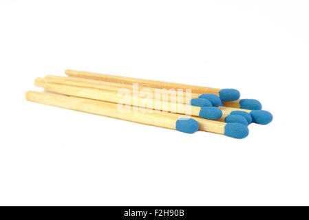 Certains matches bleu isolé sur fond blanc Banque D'Images