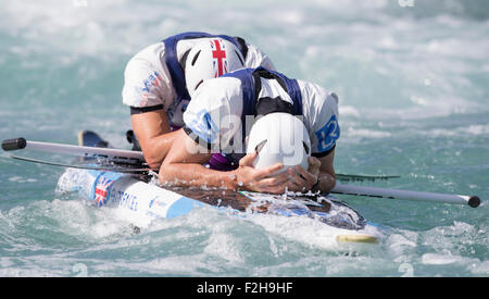 Lea Valley, London, UK. 19 Sep, 2015. Championnat du monde de slalom en canoë. Jour 4. C2 Hommes, David Florence (GBR) et Richard Hounslow (GBR) - Champions du monde laissent tomber leurs têtes dans leurs mains après l'entrée en 5e place. Credit : Action Plus Sport/Alamy Live News Banque D'Images