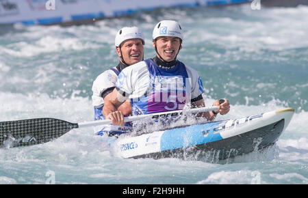 Lea Valley, London, UK. 19 Sep, 2015. Championnat du monde de slalom en canoë. Jour 4. C2 Hommes, David Florence (GBR) et Richard Hounslow (GBR) - Champions du monde regarde le tableau de bord pour savoir qu'ils sont venus en 5e place. Credit : Action Plus Sport/Alamy Live News Banque D'Images