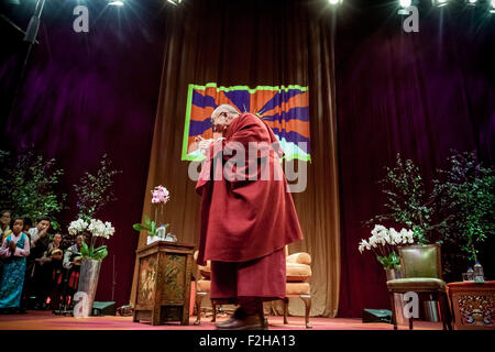 Londres, Royaume-Uni. 19 Septembre, 2015. Dalaï-lama parle à des milliers de fidèles à l'arène 02 Crédit : Guy Josse/Alamy Live News Banque D'Images