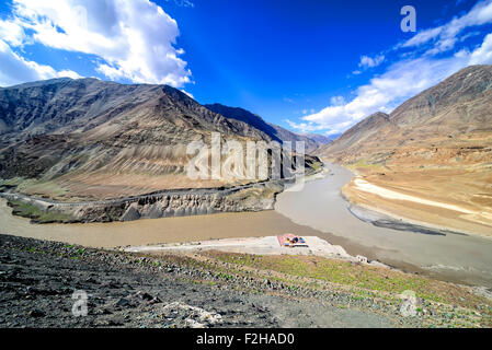 Vue panoramique de confluence de Zanskar (de haut) et Indus près de Nimmu village de Ladakh, Inde. Banque D'Images