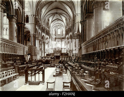 Vintage photo de l'intérieur de la Cathédrale de Canterbury, regard vers l'Autel. Banque D'Images