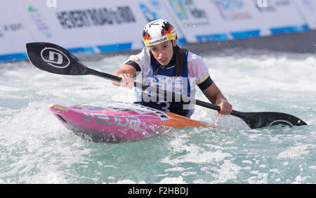 Lea Valley, London, UK. 19 Sep, 2015. Championnat du monde de slalom en canoë. Jour 4. K1 Femmes, Ricarda Funk (GER) courses à la ligne d'arrivée dans la K1 Femmes pour finalement terminer en 2e place. Credit : Action Plus Sport/Alamy Live News Banque D'Images