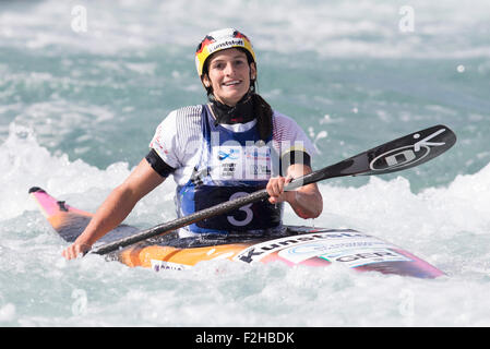 Lea Valley, London, UK. 19 Sep, 2015. Championnat du monde de slalom en canoë. Jour 4. K1 Femmes, Ricarda Funk (GER) se penche sur le tableau de bord après qu'elle traverse la ligne d'arrivée dans la K1 Femmes pour finalement terminer en 2e place. Credit : Action Plus Sport/Alamy Live News Banque D'Images