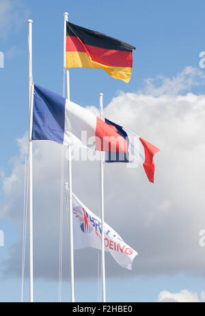 Lea Valley, London, UK. 19 Sep, 2015. Championnat du monde de slalom en canoë. Jour 4. Les drapeaux nationaux sont soulevées au cours de la C1 Hommes présentation médaille cérémonie. Credit : Action Plus Sport/Alamy Live News Banque D'Images