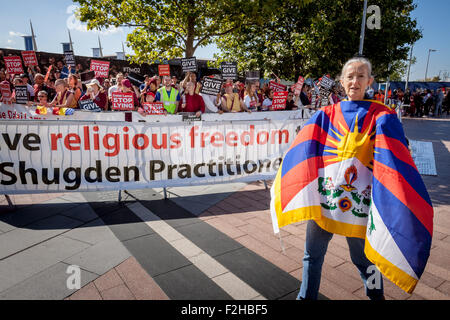 Londres, Royaume-Uni. 19 Septembre, 2015. Les membres de la communauté de Shougdèn manifestation devant l'O2 Arena pour accuser le dalaï-lama de cacher les violations des droits de l'homme et la persécution à l'éthique de Shugden bouddhistes Crédit : Guy Josse/Alamy Live News Banque D'Images