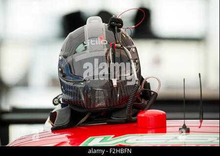 Austin, Texas, États-Unis. 19 Sep, 2015. Casque de voiture de course reposant sur le toit d'une voiture tôt le matin à Lone Star Le Mans, le circuit des Amériques à Austin, Texas. Mario Cantu/CSM/Alamy Live News Banque D'Images