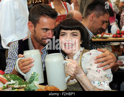 Munich, Allemagne. 19 Sep, 2015. La chanteuse française Mireille Mathieu (R) et chanteur allemand Florian Silbereisen posent avec des verres à la 182ème Oktoberfest à Munich, Allemagne, 19 septembre 2015. Le plus grand festival de la bière qui se déroulera jusqu'au 04 octobre 2015 devrait attirer quelque 6 millions de visiteurs de partout dans le monde cette année. Photo : URSULA DUEREN/dpa/Alamy Live News Banque D'Images