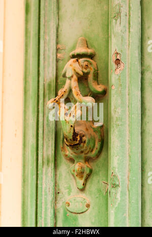 Ancien heurtoir rouillé sur la porte verte libre. Lefkara. Chypre. Banque D'Images