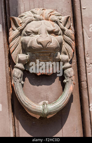 Tête de lion en bronze antique heurtoir sur la vieille porte en bois libre. Lefkara. Chypre. Banque D'Images