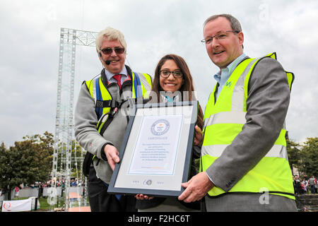 Clarendon Dock, Belfast, UK.19 Septembre 2015. Le professeur Trevor Whittaker FReng, FICE, FRINA,Ceng Chef d'établissement (L), le professeur Patrick Johnston, vice-chancelier de l'Université Queen's de Belfast (R) et Fortuna Burke (C) de Guinness World Records ont confirmé que le grand pont - Construire un pont enjambant presque 100 pieds de Belfast's Clarendon Dock - est la plus grande structure Meccano. Credit : Bonzo/Alamy Live News Banque D'Images