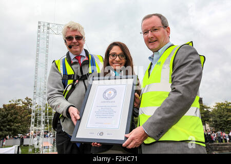 Clarendon Dock, Belfast, UK.19 Septembre 2015. Le professeur Trevor Whittaker FReng, FICE, FRINA,Ceng Chef d'établissement (L), le professeur Patrick Johnston, vice-chancelier de l'Université Queen's de Belfast (R) et Fortuna Burke (C) de Guinness World Records ont confirmé que le grand pont - Construire un pont enjambant presque 100 pieds de Belfast's Clarendon Dock - est la plus grande structure Meccano. Credit : Bonzo/Alamy Live News Banque D'Images