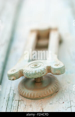 Ancien heurtoir rouillé sur porte en bois bleu libre. Lefkara. Chypre. Banque D'Images