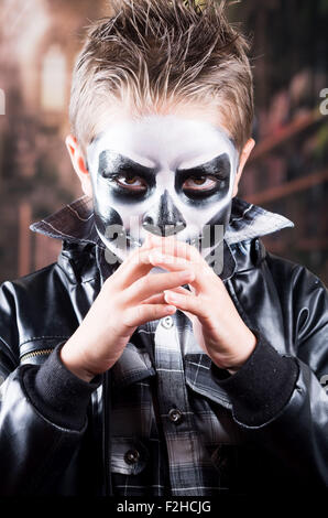 Scary little boy wearing makeup crâne Banque D'Images