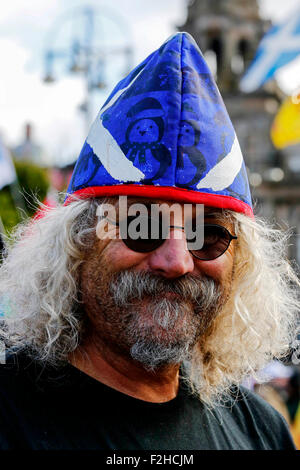 Glasgow, Ecosse, Royaume-Uni. 19 Septembre, 2015. Environ 1 500 manifestants ont participé à un rassemblement à George Square, Glasgow, Ecosse à l'appui de l'indépendance de l'Ecosse et le 'oui' en campagne, un an après le référendum qui a abouti à une majorité de 55 % vote pour "non". La manifestation a été abordée par Tommy Sheridan, un ex-MSP, qui est un partisan d'un transfert de l'Écosse et chef de l'espoir pour la Liberté' groupe politique. Credit : Findlay/Alamy Live News Banque D'Images