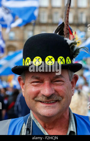 Glasgow, Ecosse, Royaume-Uni. 19 Septembre, 2015. Environ 1 500 manifestants ont participé à un rassemblement à George Square, Glasgow, Ecosse à l'appui de l'indépendance de l'Ecosse et le 'oui' en campagne, un an après le référendum qui a abouti à une majorité de 55 % vote pour "non". La manifestation a été abordée par Tommy Sheridan, un ex-MSP, qui est un partisan d'un transfert de l'Écosse et chef de l'espoir pour la Liberté' groupe politique. Credit : Findlay/Alamy Live News Banque D'Images