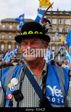 Glasgow, Ecosse, Royaume-Uni. 19 Septembre, 2015. Environ 1 500 manifestants ont participé à un rassemblement à George Square, Glasgow, Ecosse à l'appui de l'indépendance de l'Ecosse et le 'oui' en campagne, un an après le référendum qui a abouti à une majorité de 55 % vote pour "non". La manifestation a été abordée par Tommy Sheridan, un ex-MSP, qui est un partisan d'un transfert de l'Écosse et chef de l'espoir pour la Liberté' groupe politique. Credit : Findlay/Alamy Live News Banque D'Images