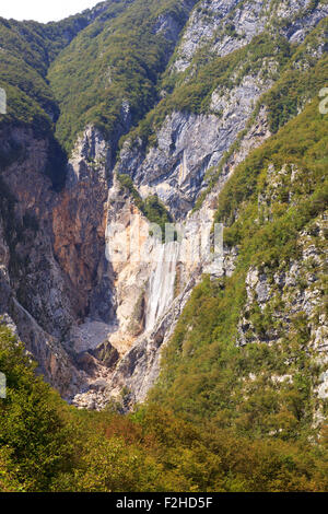 Vue de la rivière Cascade Boka de Kanin, montagne dans les Alpes Juliennes Slovène Banque D'Images