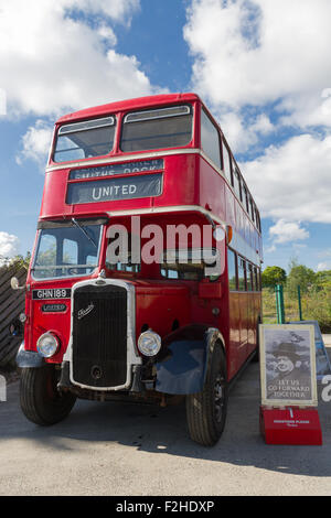 La locomotion, Musée National du chemin de fer, Shildon, comté de Durham, Royaume-Uni. 19 Septembre, 2015. Bristol K5G avec l'Coachworks 53 places lowbridge double-corps de pont avec la plate-forme arrière ouverte, un bus d'époque préservés par Aycliffe et Bus District Preservation Society, Royaume-Uni. Construit en 1942, c'est un exemple d'une 'guerre' non gelé : bus après un embargo de la production des bus en 1942, il a été construit à partir de pièces en stock avec l'autorisation du ministère de l'approvisionnement. Crédit : Andrew Nicholson/Alamy Live News Banque D'Images