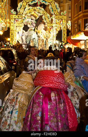 Festival de Las Fallas, Valencia, Espagne, jeunes filles en costume traditionnel sur une rue éclairée avec brio au cours de Las Fallas Banque D'Images