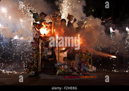 Festival de Las Fallas, Valencia, Espagne, la combustion de l'aire de Falla dans la Plaza del Ayuntamiento. Banque D'Images