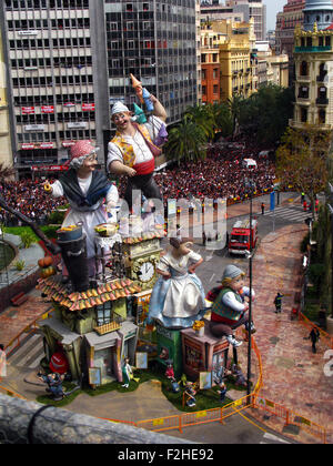 Festival de Las Fallas, Valencia, Espagne, un énorme Falla dans Plaza del Ayuntamiento avant l'incendie de la Falla Banque D'Images