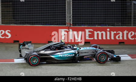 Singapour, Singapour, 19 septembre 2015. Nico Rosberg (Mercedes AMG de l'Allemagne et Petronas F1 Team) a soutenu sixième position lors des qualifications pour le Grand Prix de Singapour 2015, une course de nuit autour de la Marina Bay Street Circuit dans le centre de Singapour, avec un temps de 1:45,415. Son coéquipier Mercedes, Lewis Hamilton (de Grande-bretagne) a terminé cinquième avec un temps de 1:45,300. Sebastian Vettel (de l'Allemagne et la Scuderia Ferrari) a obtenu la pole position avec un temps de 1:43,885. Credit : Clive Jones/Alamy Live News Banque D'Images