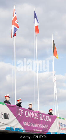 Lea Valley, London, UK. 19 Sep, 2015. Championnat du monde de slalom en canoë. Jour 4. La levée du drapeau lors de la C2 de l'homme Cérémonie de présentation de médailles. Credit : Action Plus Sport/Alamy Live News Banque D'Images