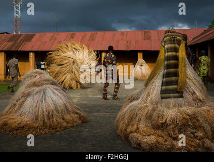 Le Bénin, en Afrique de l'Ouest, Porto-Novo, zangbeto gardienne de l'esprit de nuit dans le palais royal de danse Banque D'Images