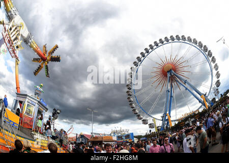 Munich, Allemagne. 19 Sep, 2015. Une grande roue et d'autres manèges forains à la 182ème Oktoberfest à Munich, Allemagne, 19 septembre 2015. Le plus grand festival de la bière qui se déroulera jusqu'au 04 octobre 2015 devrait attirer quelque 6 millions de visiteurs de partout dans le monde cette année. Photo : FELIX HOERHAGER/dpa/Alamy Live News Banque D'Images