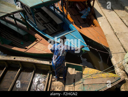 Le Bénin, en Afrique de l'Ouest, Ganvié, bateaux stationnés sur le Lac Nokoué Banque D'Images