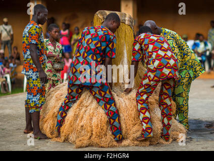 Le Bénin, en Afrique de l'Ouest, Porto-Novo, zangbeto gardienne de l'esprit de nuit dans le palais royal de danse Banque D'Images