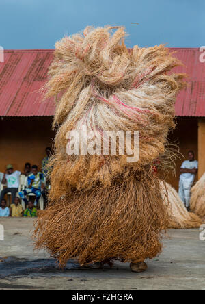 Le Bénin, en Afrique de l'Ouest, Porto-Novo, zangbeto gardienne de l'esprit de nuit dans le palais royal de danse Banque D'Images