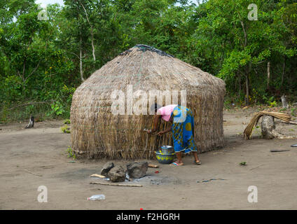 Le Bénin, en Afrique de l'Ouest, Gossoue, peul peul femme devant sa hutte Banque D'Images