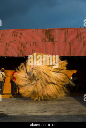 Le Bénin, en Afrique de l'Ouest, Porto-Novo, zangbeto gardienne de l'esprit de nuit dans le palais royal de danse Banque D'Images