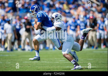Le receveur du duc Max McCaffrey (87) est présenté par le nord-ouest de linebacker Anthony Walker (18) au cours de la NCAA college football match entre le nord-ouest et le duc le samedi 19 septembre, 2015 à Wallace Wade Stadium, à Durham, N.C. Jacob Kupferman/CSM Banque D'Images