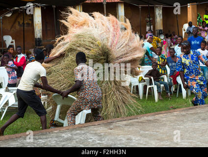 Le Bénin, en Afrique de l'Ouest, Porto-Novo, zangbeto gardienne de l'esprit de nuit dans le palais royal de danse Banque D'Images