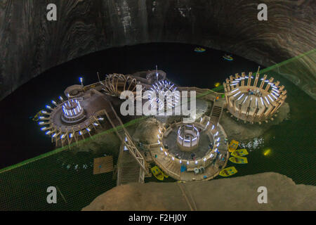 Turda, Roumanie. Juillet 02, 2015 : Salt lake avec des bateaux dans les mines de sel de Turda Banque D'Images