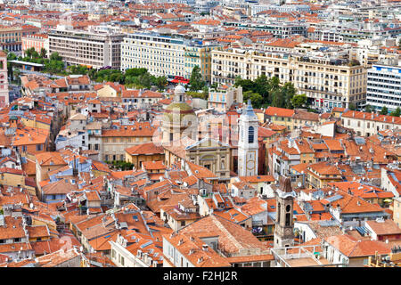 Paysage urbain de jour de la ville historique de Nice en Côte d'Azur avec les toits rouges de la vieille ville, les églises et les parcs Banque D'Images