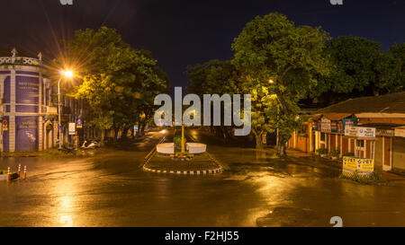 Bonne nuit calme rue illuminé à Praça da Igreja, Place de l'Église, Altinho, Panjim, Goa Banque D'Images