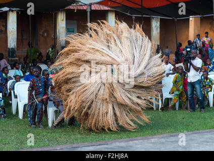 Le Bénin, en Afrique de l'Ouest, Porto-Novo, zangbeto gardienne de l'esprit de nuit dans le palais royal de danse Banque D'Images