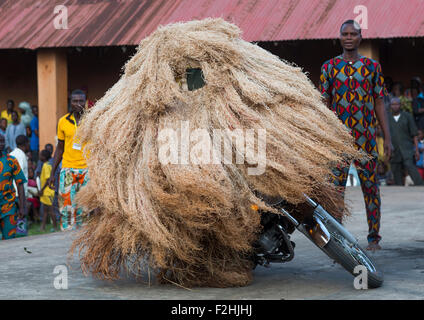 Le Bénin, en Afrique de l'Ouest, Porto-Novo, zangbeto gardienne de l'esprit de nuit dans le palais royal de danse Banque D'Images