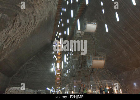 Turda, Roumanie. Juillet 02, 2015 : la grande roue dans les mines de sel de Turda Banque D'Images