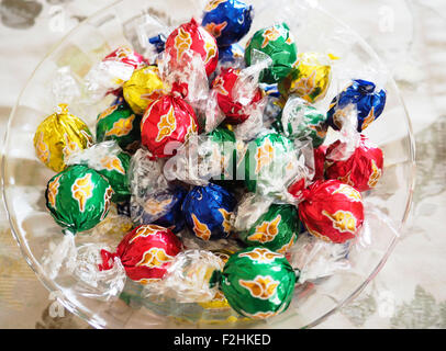 De bonbons dans un bol en verre Banque D'Images